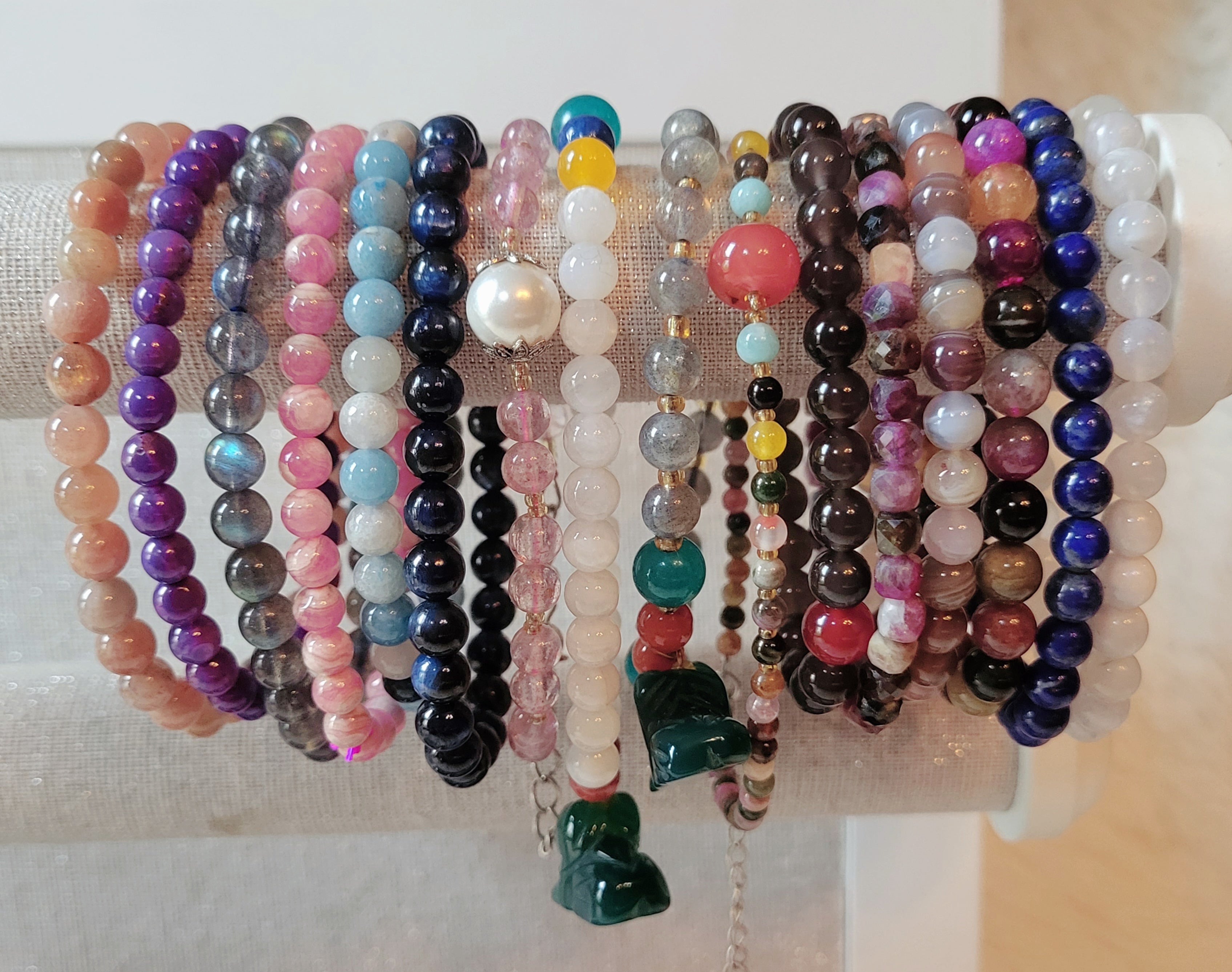 Ultimate Wrap Bracelets Kit: Instructions to Make 12 Easy, Stylish Bracelets  (Includes 600 Beads, 48pp Book; Closures & Charms, Cords & Video Tutorial):  Valsecchi, Patrizia, Attini, Antonio: 9780804846172: Amazon.com: Books